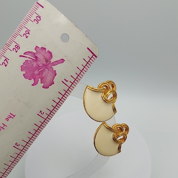 AVON 1992 Perusian Vintage Gold and Cream Enamel Clip Earrings EVC - Picture 6 of 9